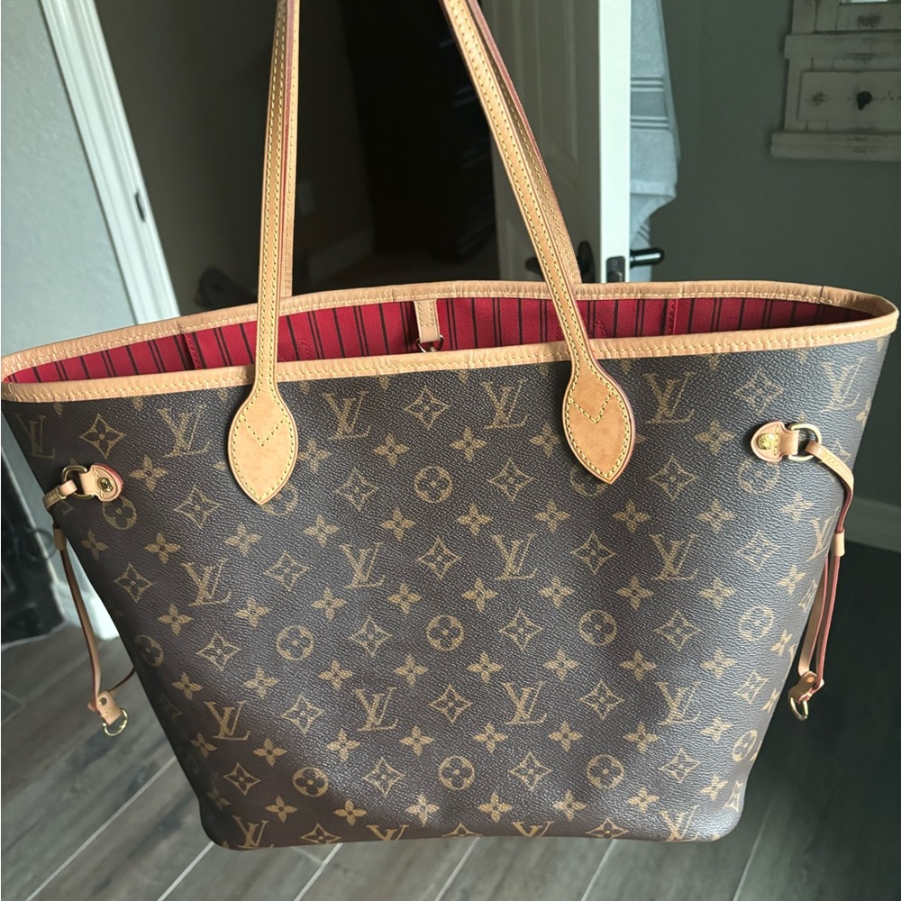Used 1 time, NO wear & tear. Comes with original cloth bag and box